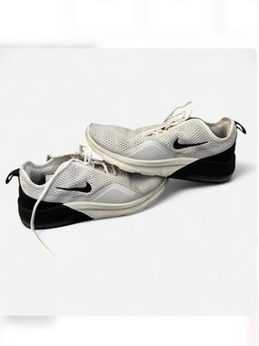 Nike Air Max Motion 2. Women’s size 9.5